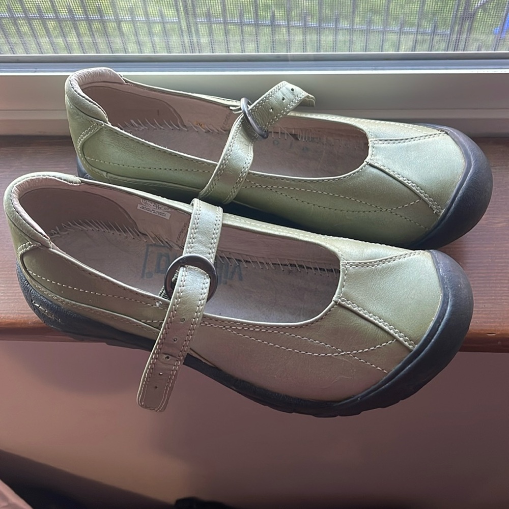 Women’s green Keen buckle shoe